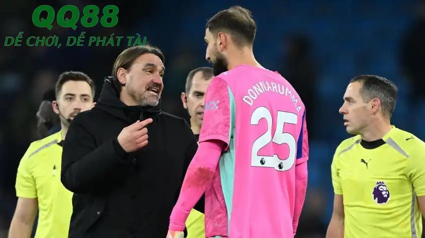 Donnarumma vừa gây ra tranh cãi trong trận gặp Leeds khi bị nghi ngờ cố tình chấn thương để dừng bóng trên sân. (Ảnh: Goal)